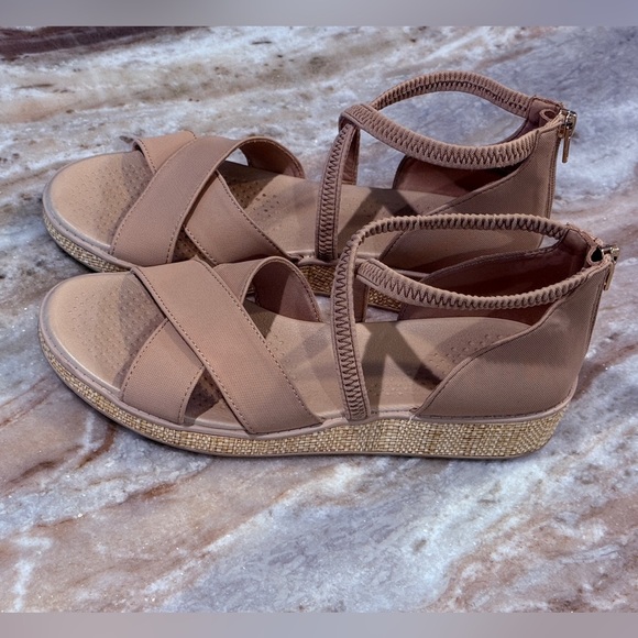 Women’s BZees Bali Sand Wedge Sandal- taupe. Size 8.5 - Picture 3 of 7